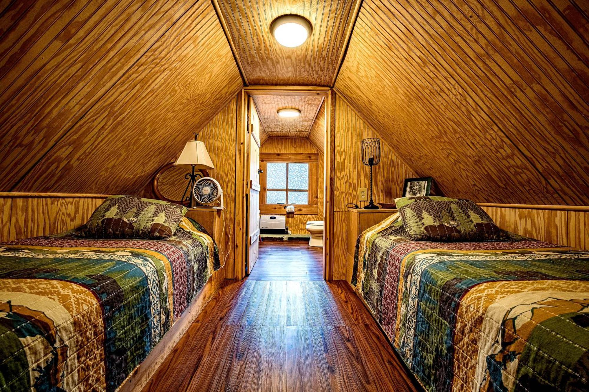 Bear Creek Lodge And Cabins In Helen Ga - Pet Friendly, River On Property, Walking Distance To Downtown 海伦 外观 照片