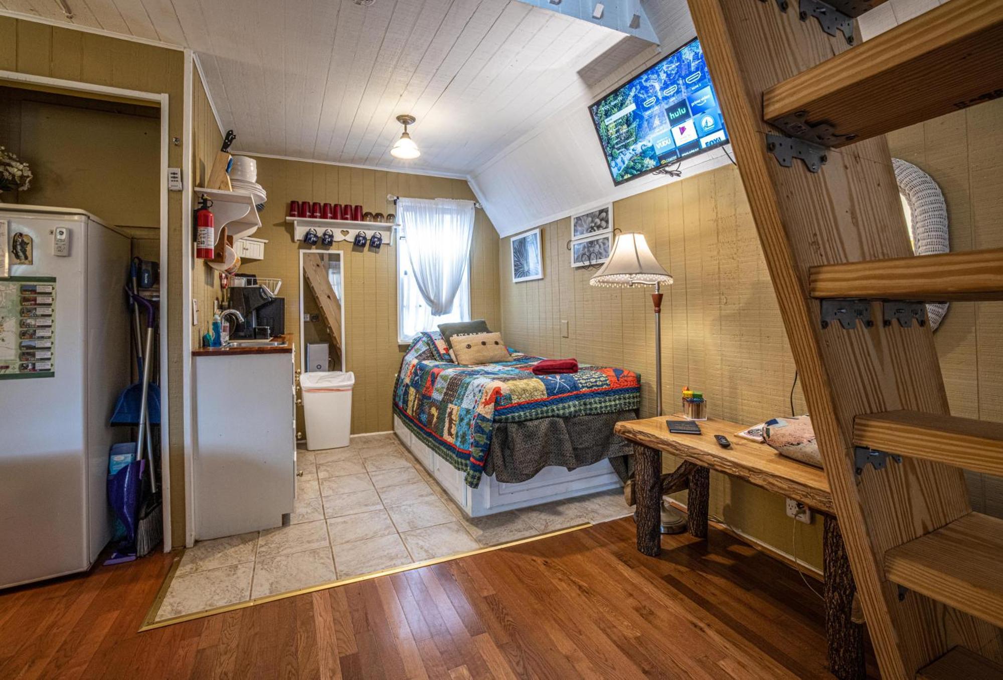 Bear Creek Lodge And Cabins In Helen Ga - Pet Friendly, River On Property, Walking Distance To Downtown 海伦 外观 照片